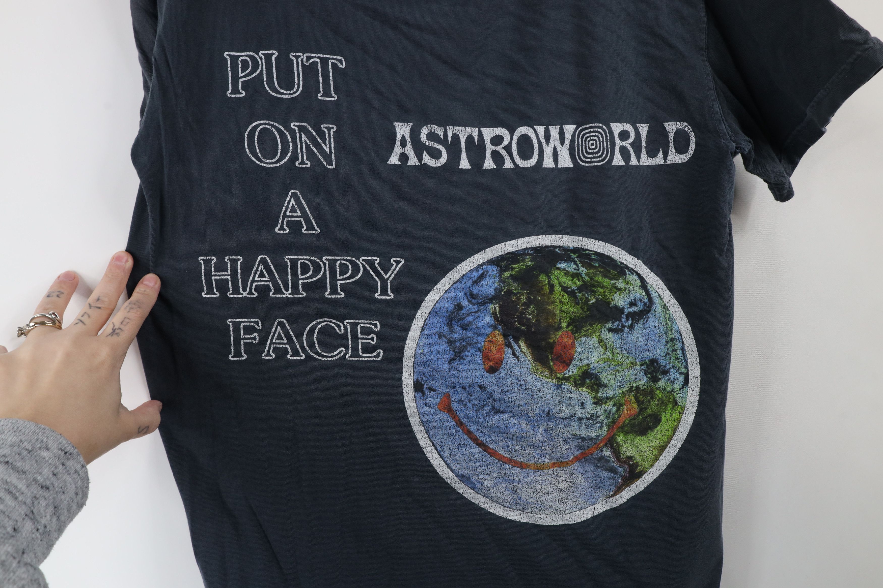 Vintage Astroworld Travis Scott Put On A Happy Face T-Shirt Gray Size US S / EU 44-46 / 1 - 4 Thumbnail