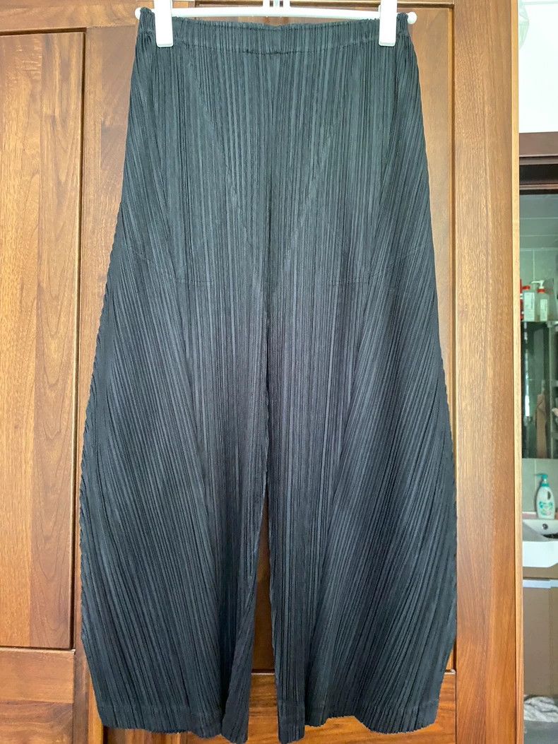 Issey Miyake Issey Miyake size:2 Green pleated irregular-shaped pants Size 22" - 1 Thumbnail