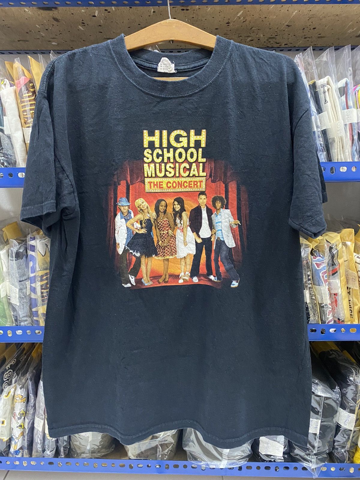 Vintage HIGH SCHOOL MUSICAL THE CONCERT TSHIRT Size US M / EU 48-50 / 2 - 1 Thumbnail