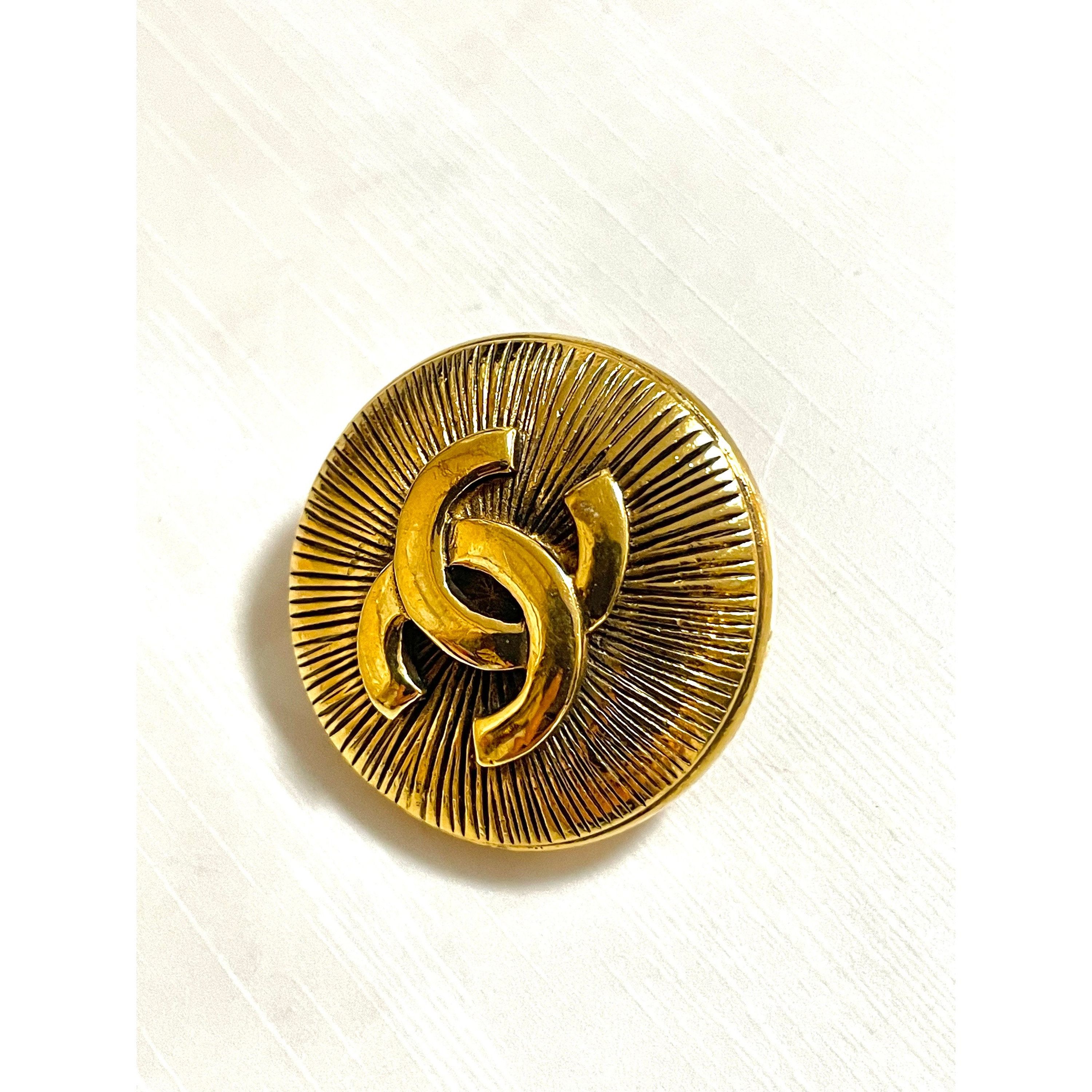 Chanel Vintage CHANEL round CC brooch, sunburst design. France Size ONE SIZE - 5 Thumbnail