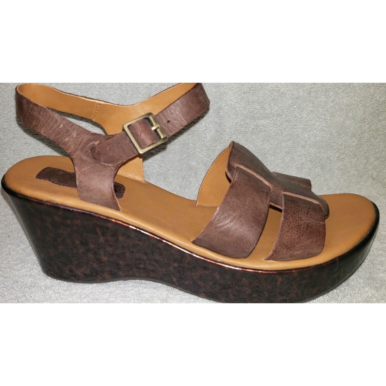 Vintage Korks Women's T-strap Wedge Sandal Leather Upper, Brown Glossy Leopard Pattern, Size 9M, Buckle, Wedge Heel, Medium Cushioning, Vintage No Size US 9 / IT 39 - 3 Thumbnail