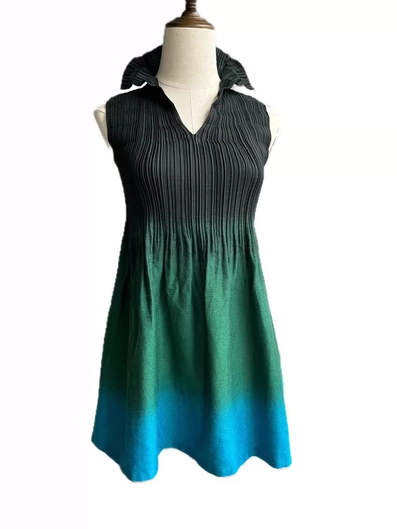 Issey Miyake Issey Miyake size:2 A wavy pleated dress with a gradient f Size XS / US 0-2 / IT 36-38 - 1 Thumbnail