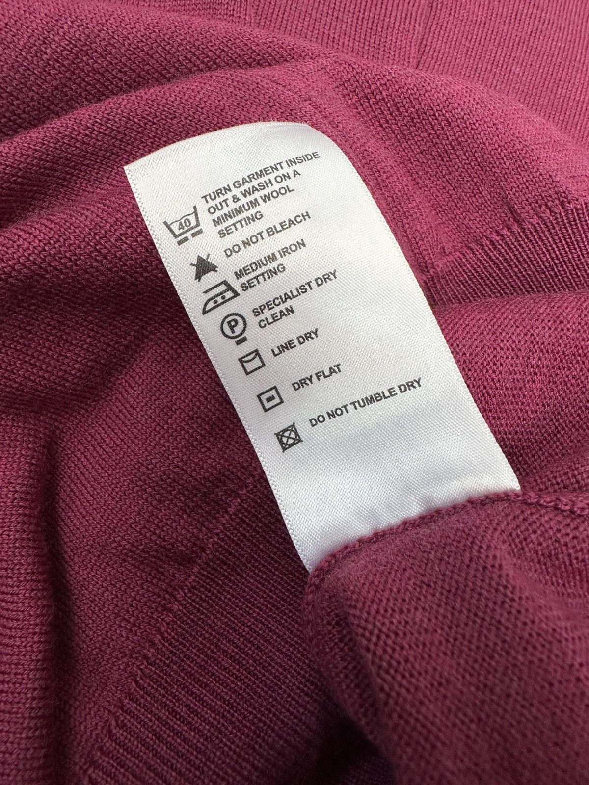 John Smedley JOHN SMEDLEY 100% Merino Wool Fuchsia Cardigan Sweater Size S / US 4 / IT 40 - 13 Thumbnail