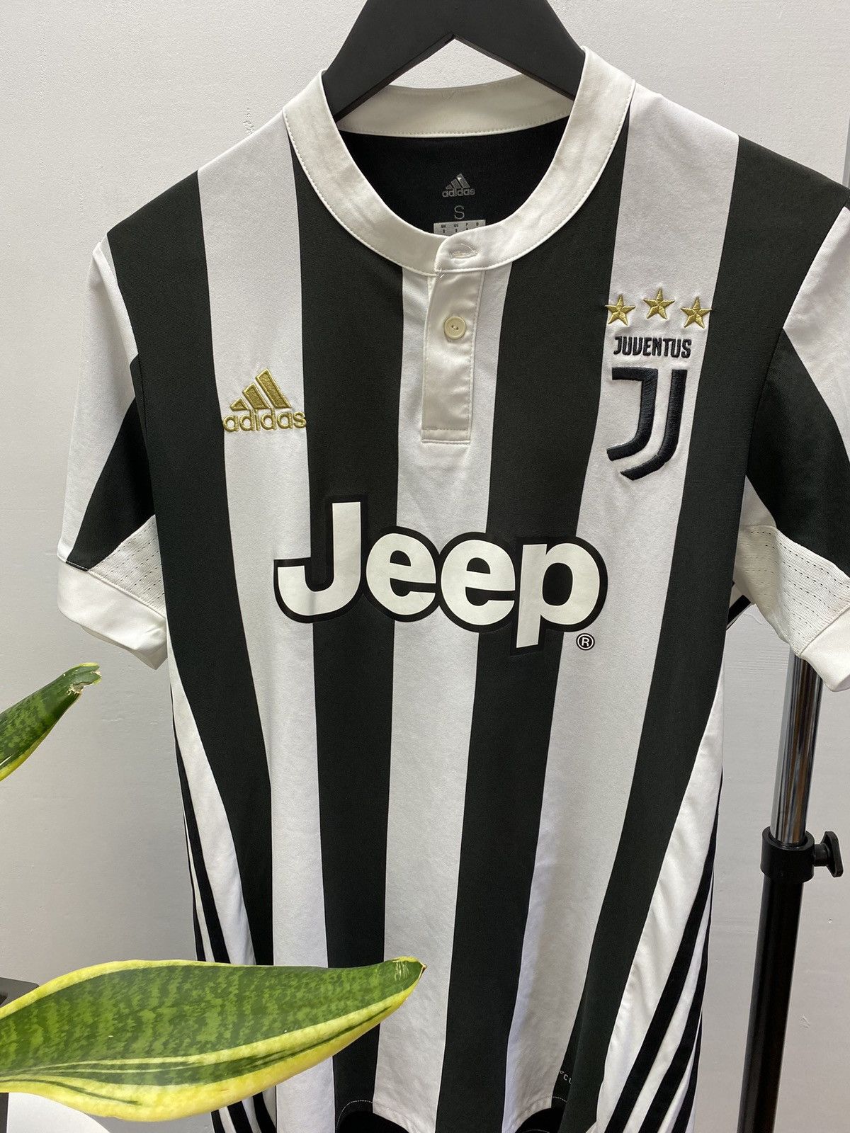 Adidas JUVENTUS ADIDAS 2017/2018 FOOTBALL HOME JERSEY AND SHORTS Size US S / EU 44-46 / 1 - 3 Thumbnail