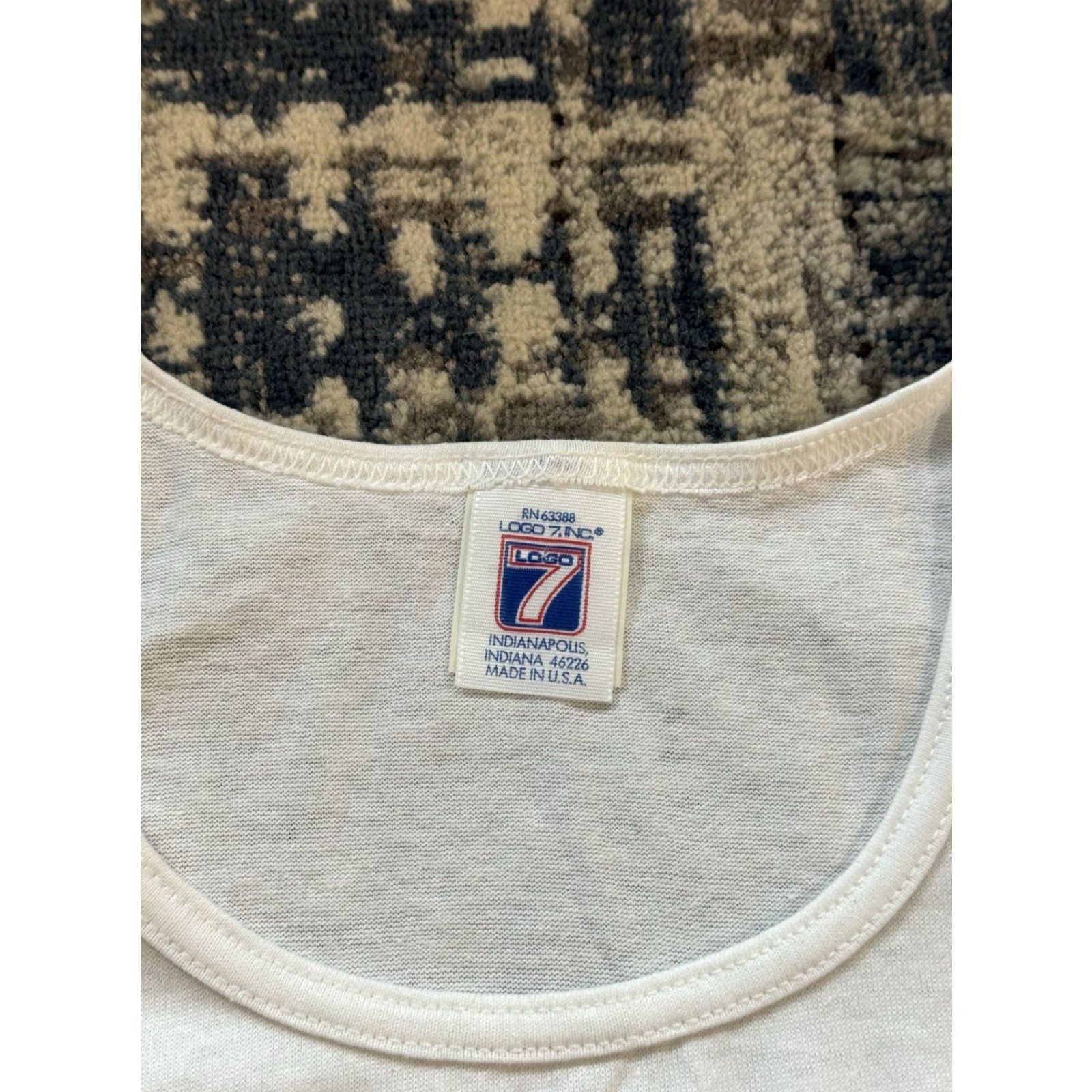 Logo 7 VINTAGE 1990 Detroit Grand Prix Valvoline Tank Top T Shirt Size XL Logo 7 White Cotton Polyester Men 90s Cars Sports Graphic Print Size US XL / EU 56 / 4 - 4 Thumbnail