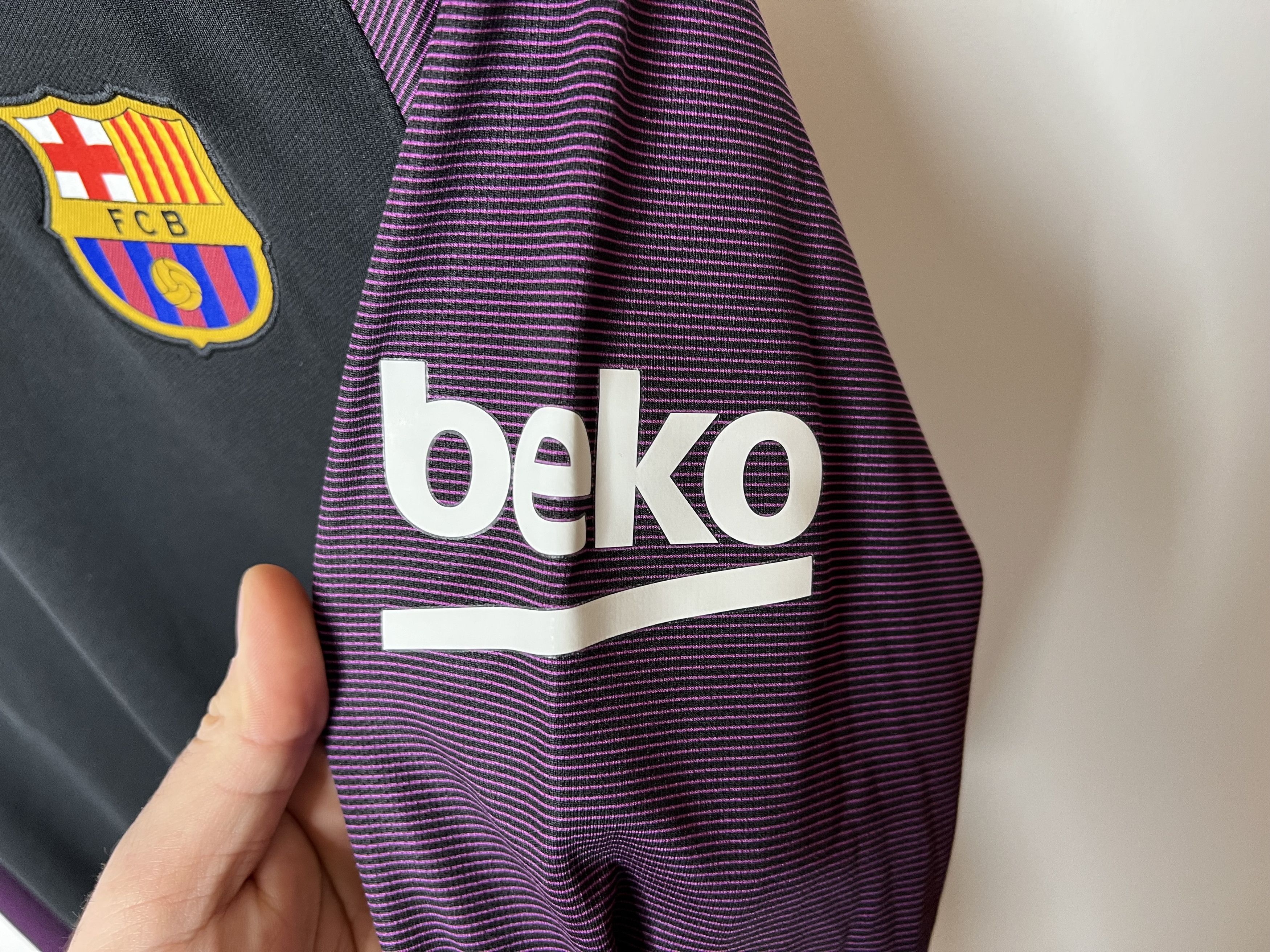 Nike BARCELONA 2016 2017 GOALKEEPER FOOTBALL SHIRT SOCCER JERSEY Size US M / EU 48-50 / 2 - 4 Thumbnail