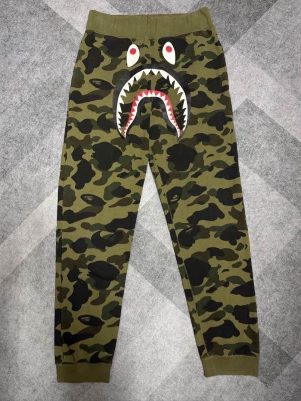Bape A BATHING APE Shark Camo Sweatpants Size XL Size US 36 / EU 52 - 1 Thumbnail
