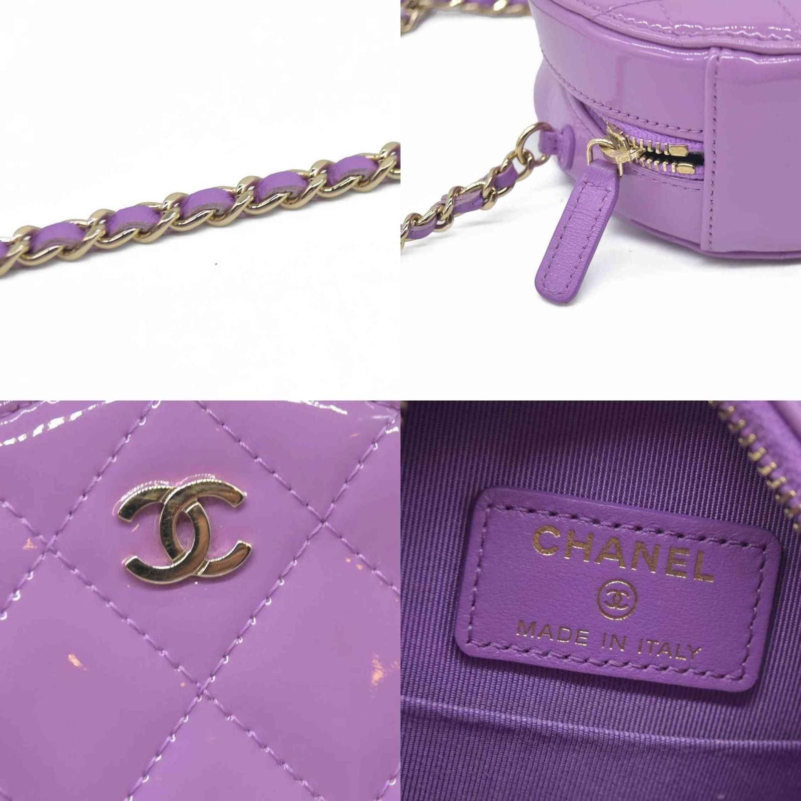 $2940 Chanel Patent Quilted Round Clutch with Chain