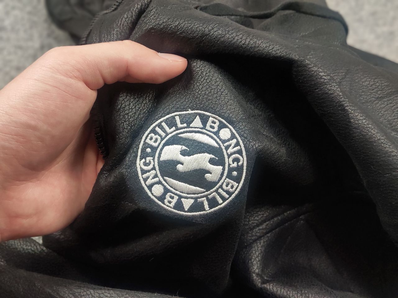 Billabong Billabong Faux Leather Black Bomber Hooded Jacket Vintage Size US XL / EU 56 / 4 - 13 Thumbnail