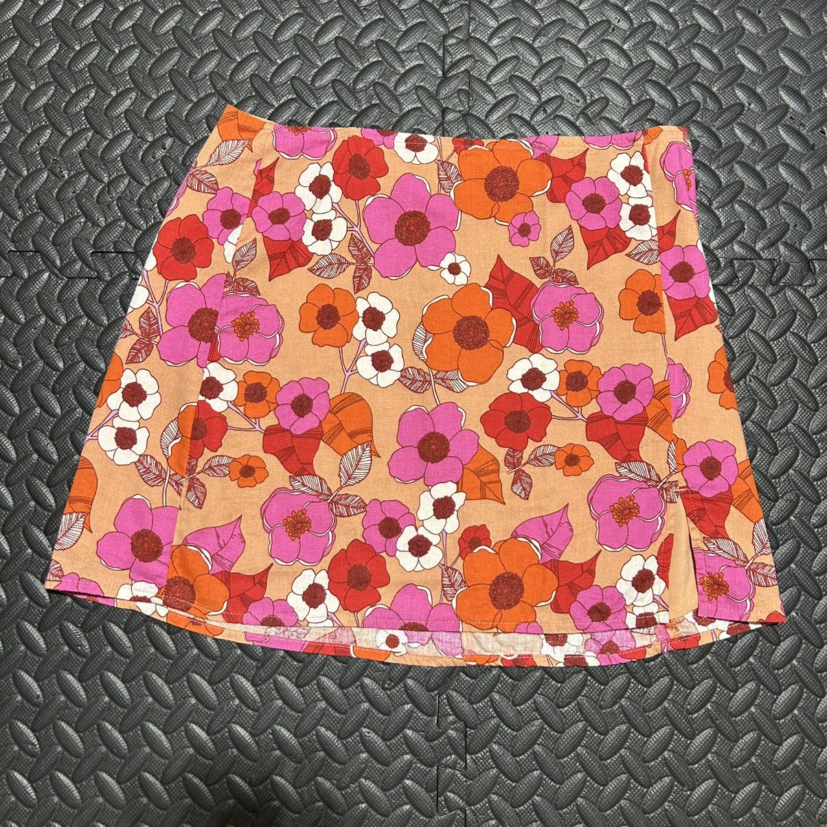 Urban Outfitters Urban Outfitters Mini Skirt Floral Notched Small Petites Size 25" / US 0 / IT 36 - 1 Thumbnail