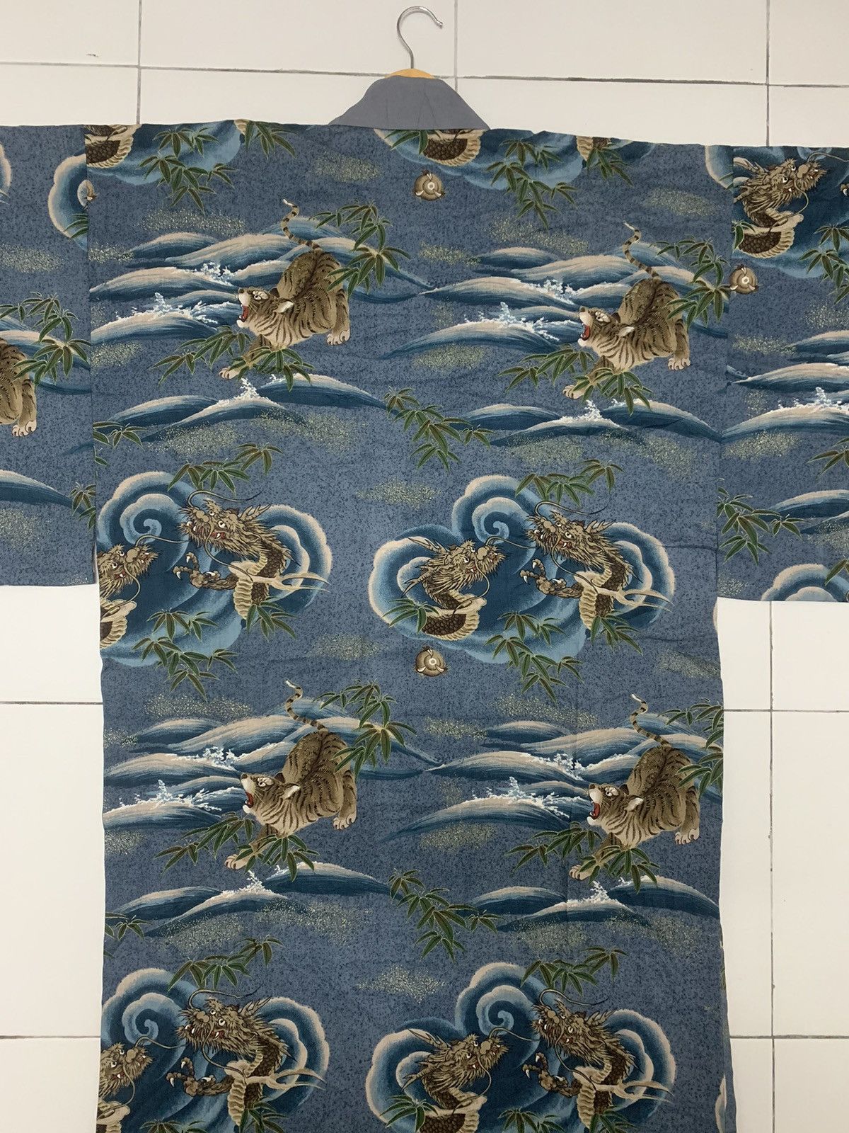 Vintage ANTIQUE WOOL DRAGON & TIGER DESIGN JUBAN KIMONO Size US L / EU 52-54 / 3 - 9 Thumbnail