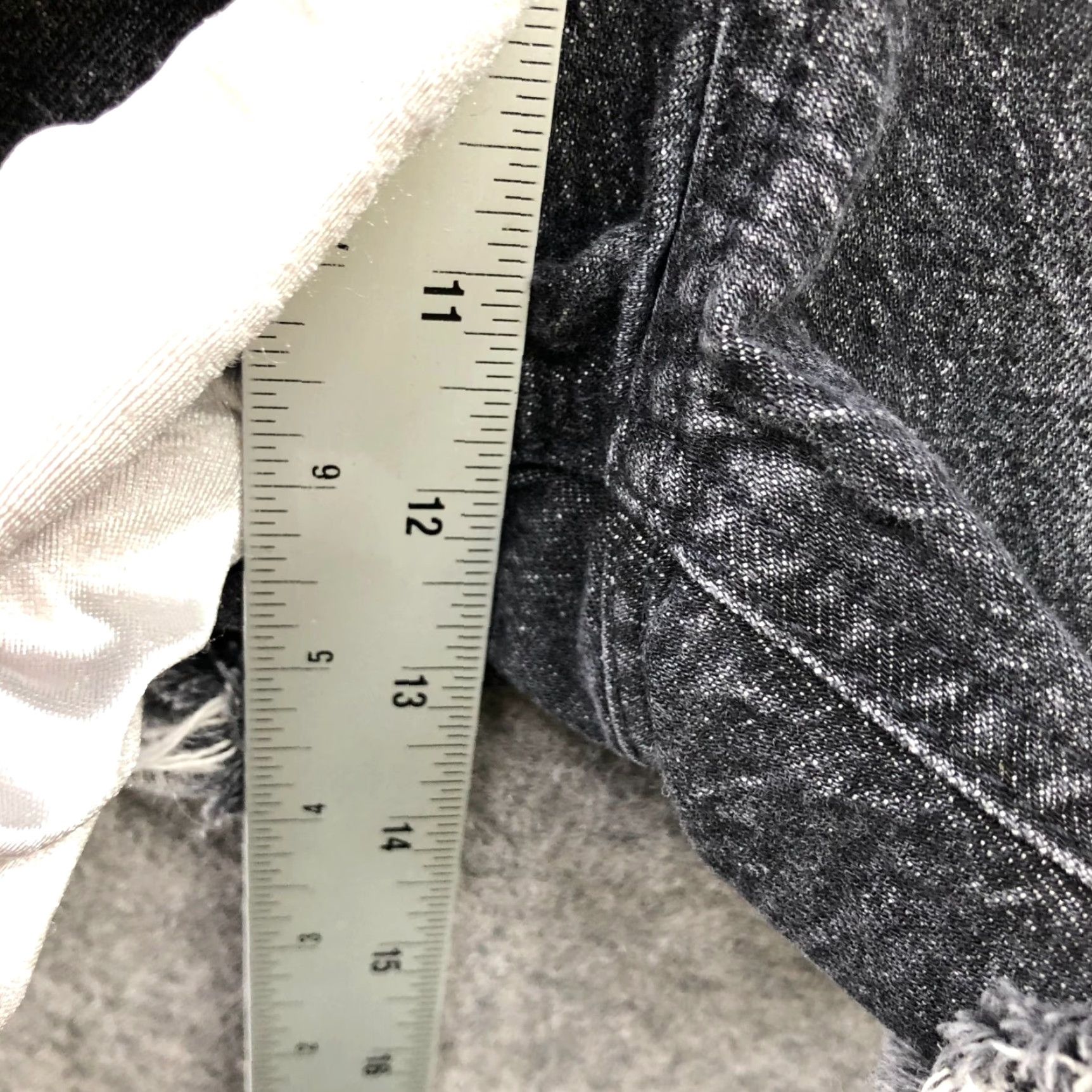 Gap VINTAGE Gap 3" Sky High Rise Cheeky Cutoff Shorts Women 27/4R Black Denim Raw Hem Cotton Size 27" / US 4 / IT 40 - 6 Thumbnail