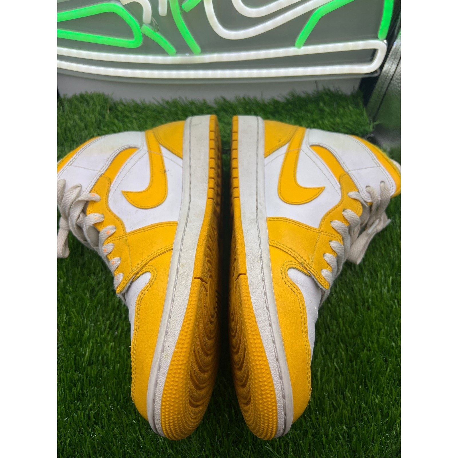 Jordan Brand Nike Jordan 1 Mid White University Gold W Size 8 Size US 8 / IT 38 - 3 Thumbnail