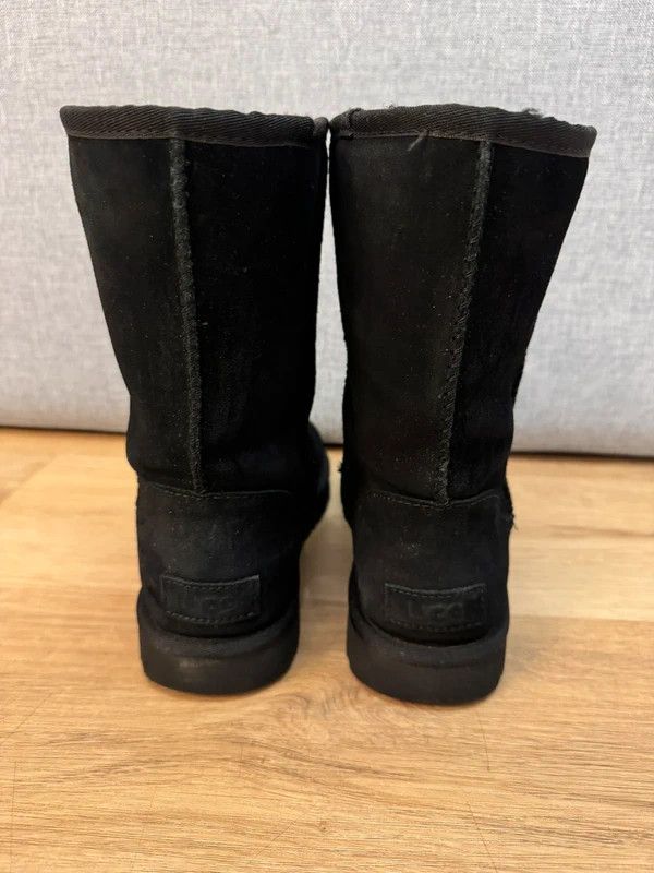 Ugg UGG Classic Short Ugg Rubber Logo Black Winter Boots size 39 Size US 8 / IT 38 - 8 Thumbnail