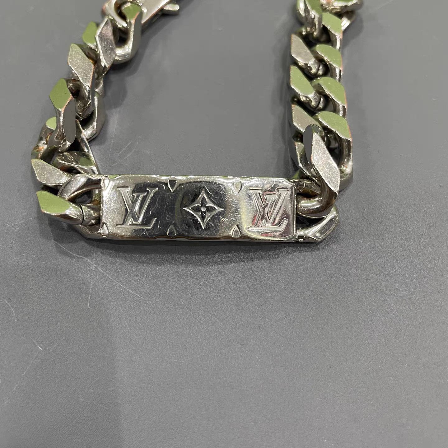 Louis Vuitton Louis Vuitton Engraved Pattern Cuban Chain Bracelet K15 Size ONE SIZE - 1 Thumbnail