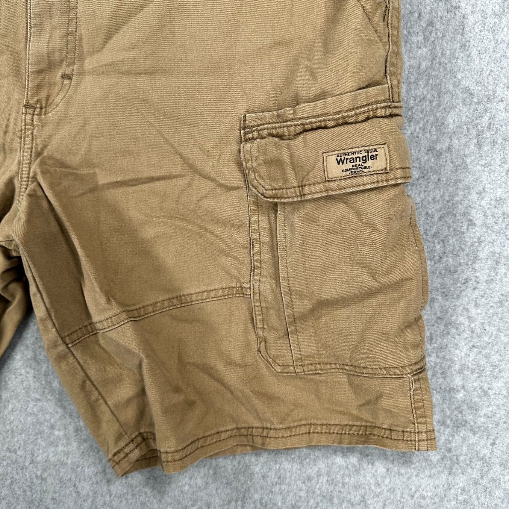 Wrangler VINTAGE Wrangler Authentic Cargo Shorts Brown Men's 42 Flat Front Relaxed Fit Brown Cargo Shorts Men 42 Inseam 9 Brown Wrangler Cargo Short Mens Size US 42 / EU 58 - 3 Thumbnail