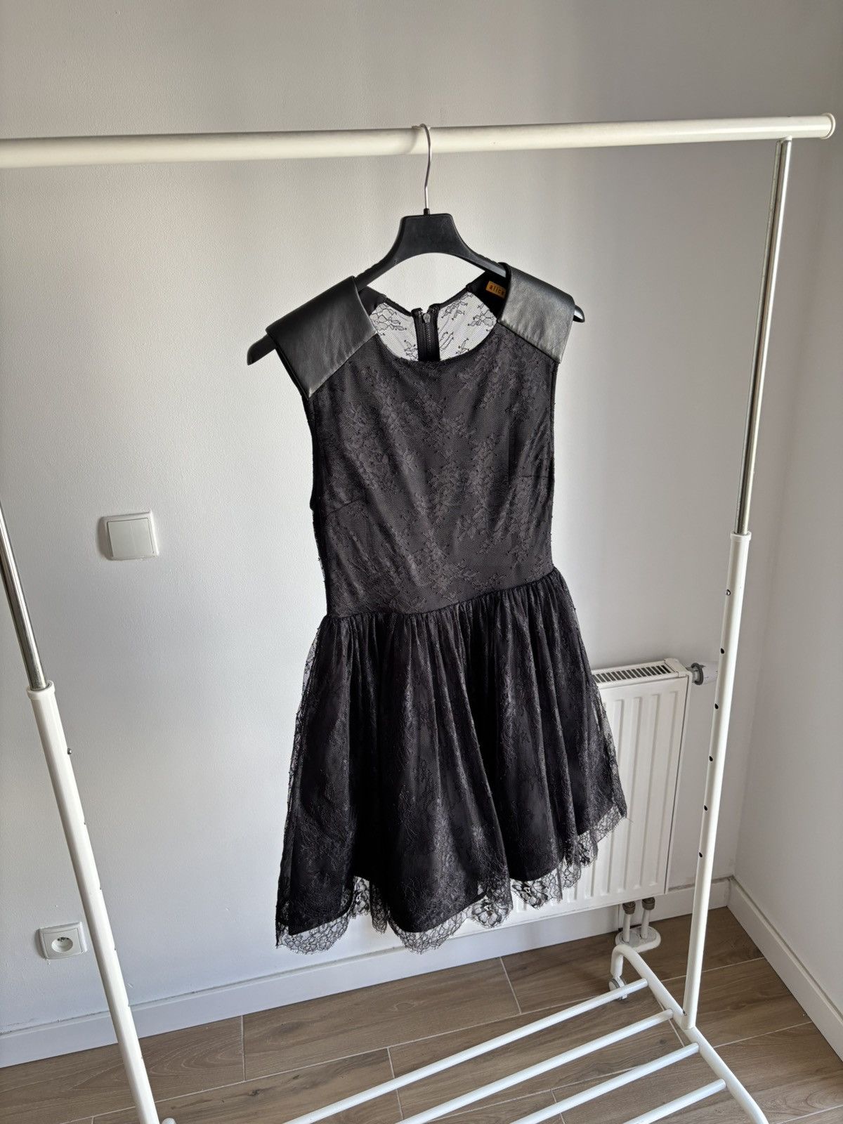 Alice + Olivia Alice + Olivia Black Midi Dress Size M / US 6-8 / IT 42-44 - 1 Thumbnail