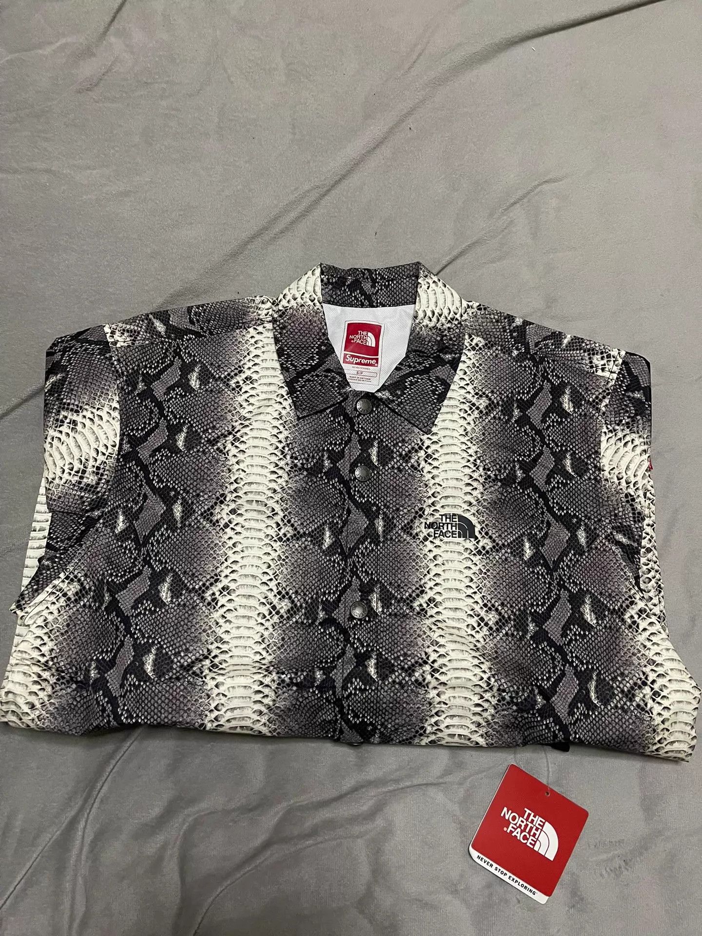 Supreme Supreme x TNF Snake Print Coach Jacket S NWT Size US S / EU 44-46 / 1 - 1 Thumbnail