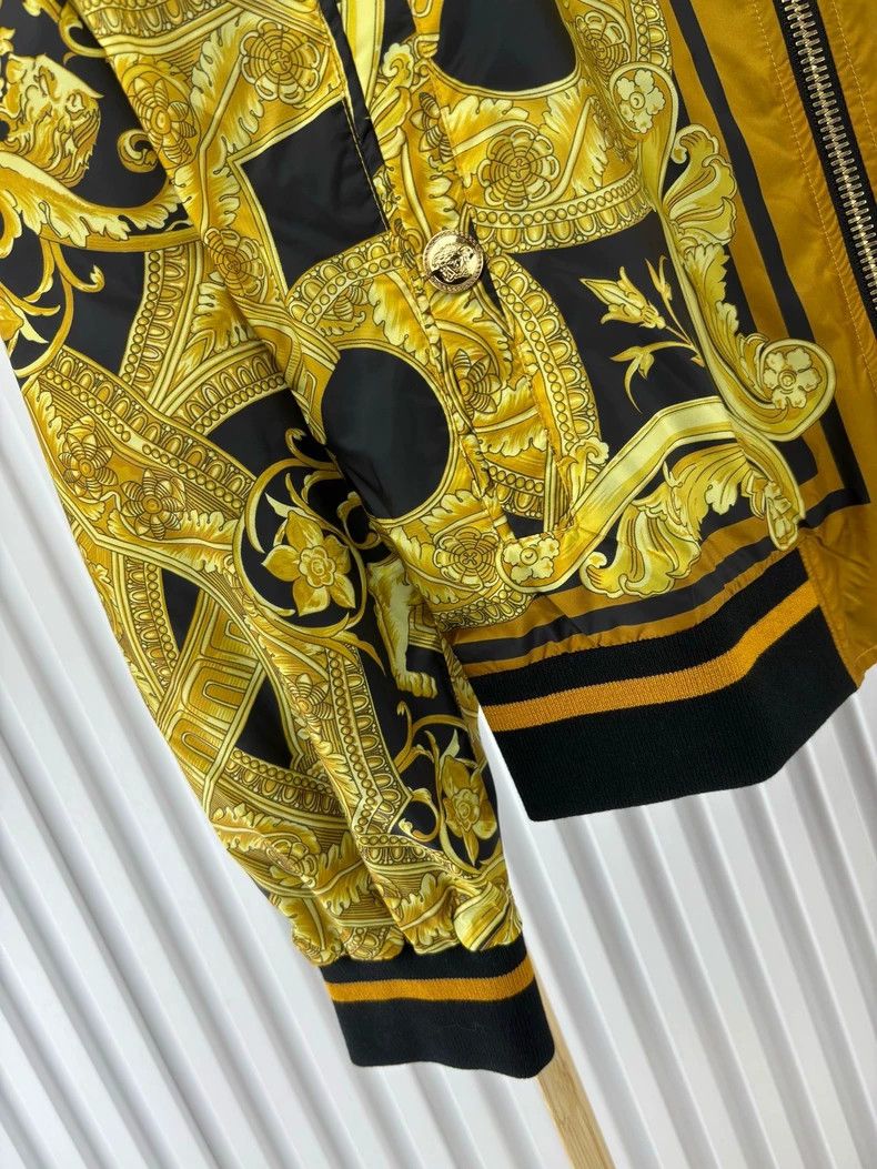 Versace Versace Black gold medusa baroque Size US S / EU 44-46 / 1 - 5 Thumbnail