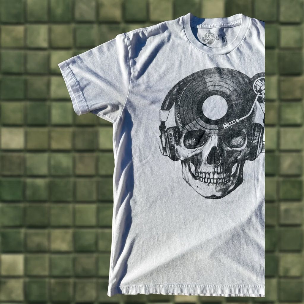 Vintage Five Crown Skull Headphones T Shirt DJ Turntable Graphic Tee White Mens M Size US M / EU 48-50 / 2 - 1 Thumbnail