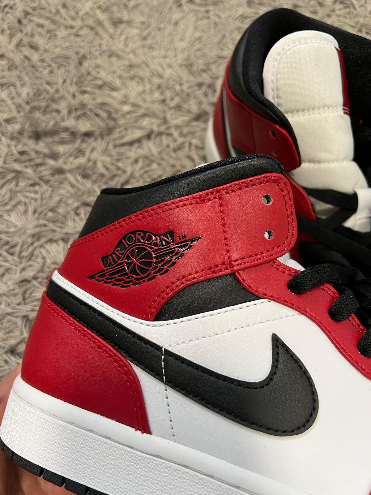 Nike Jordan 1 Mid Chicago toe Size US 9 / EU 42 - 9 Thumbnail