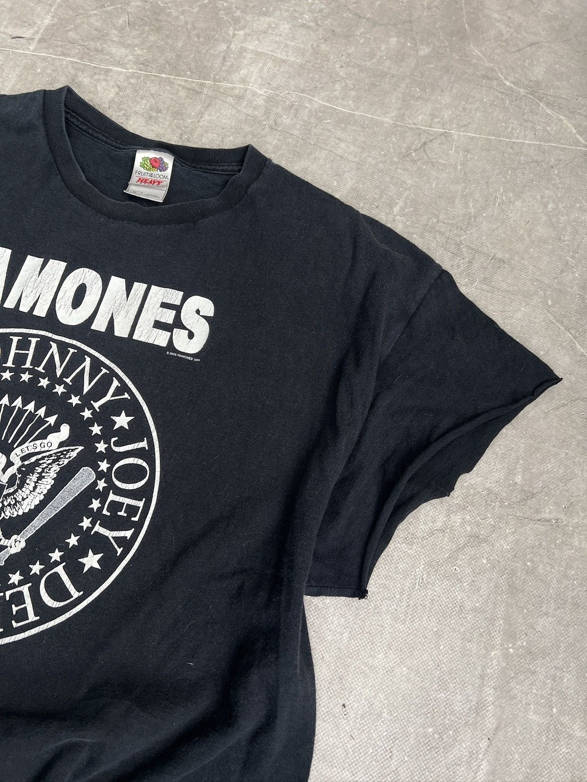 Fruit Of The Loom Ramones Band 2005 T Shirt Vintage Punk Rock Hey Ho let’s Go Size US XL / EU 56 / 4 - 5 Thumbnail