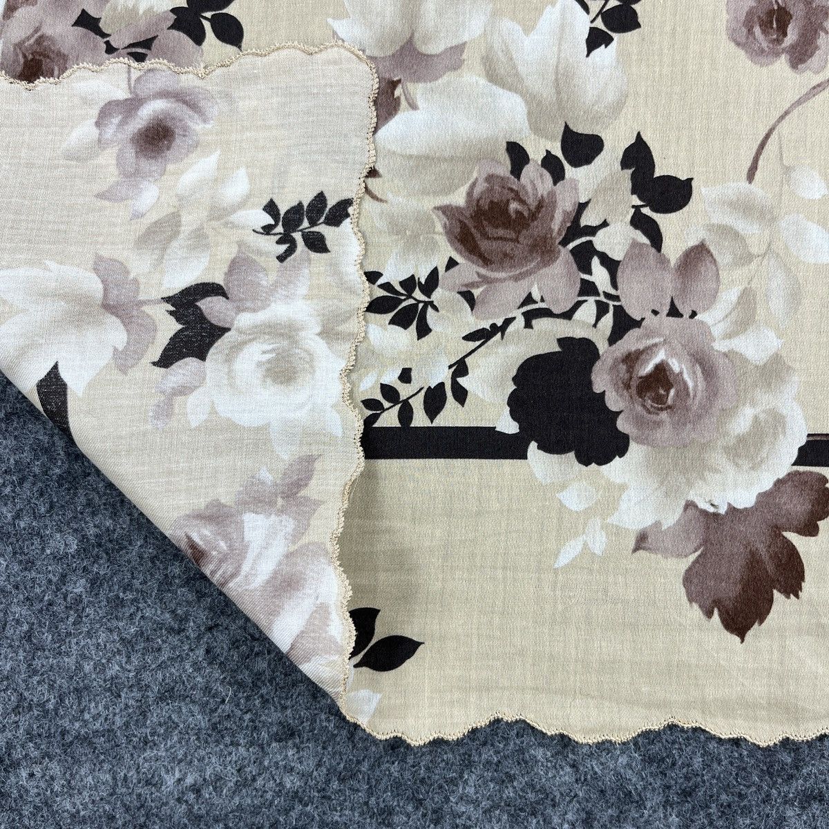 Pierre Balmain Pierre Balmain Handkerchief / Bandana / Neckerchief B1886 Size ONE SIZE - 3 Thumbnail