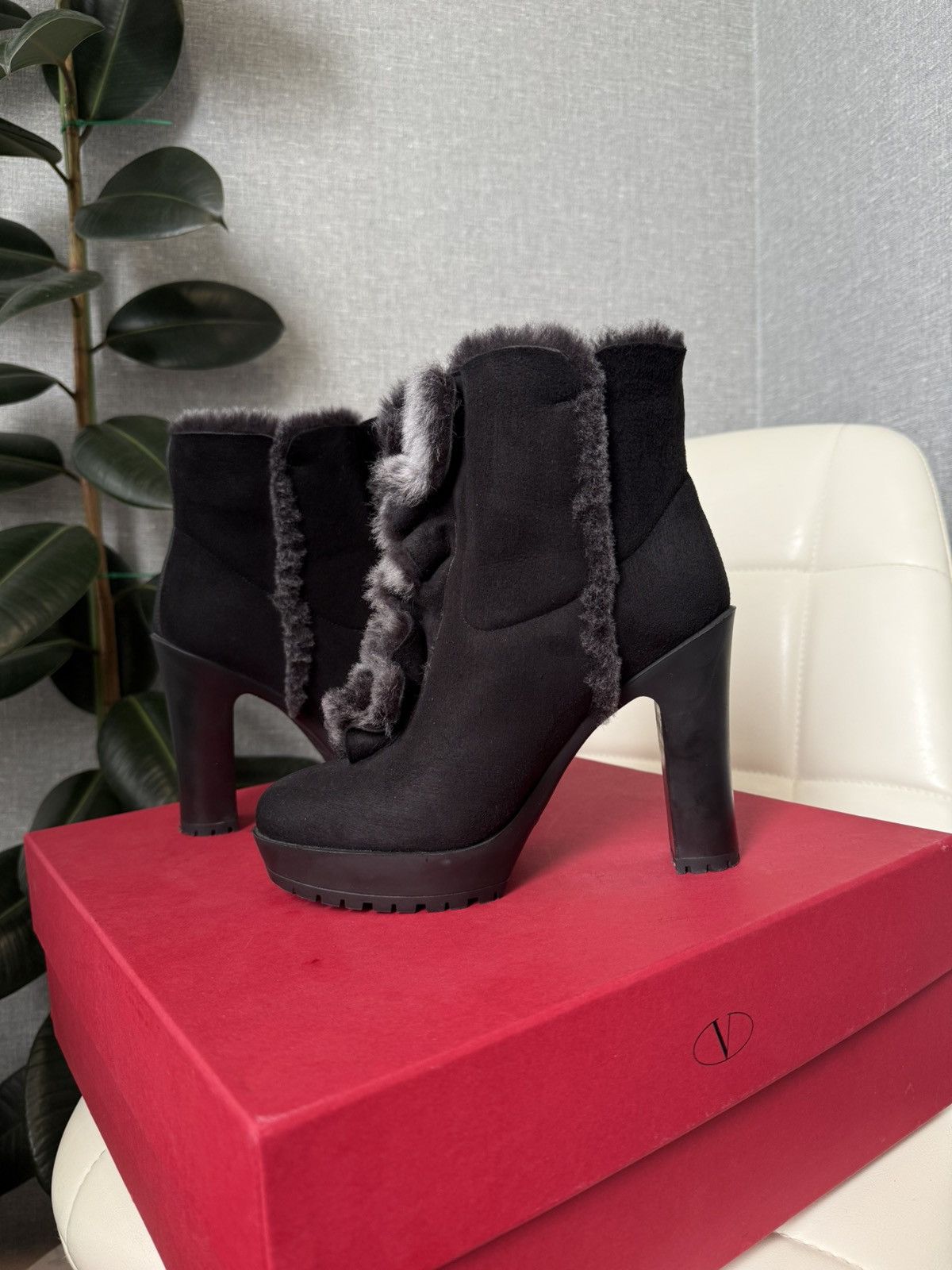 Valentino Valentino Garavani Black Suede Shearling Platform Ankle Boot Size US 7 / IT 37 - 12 Thumbnail