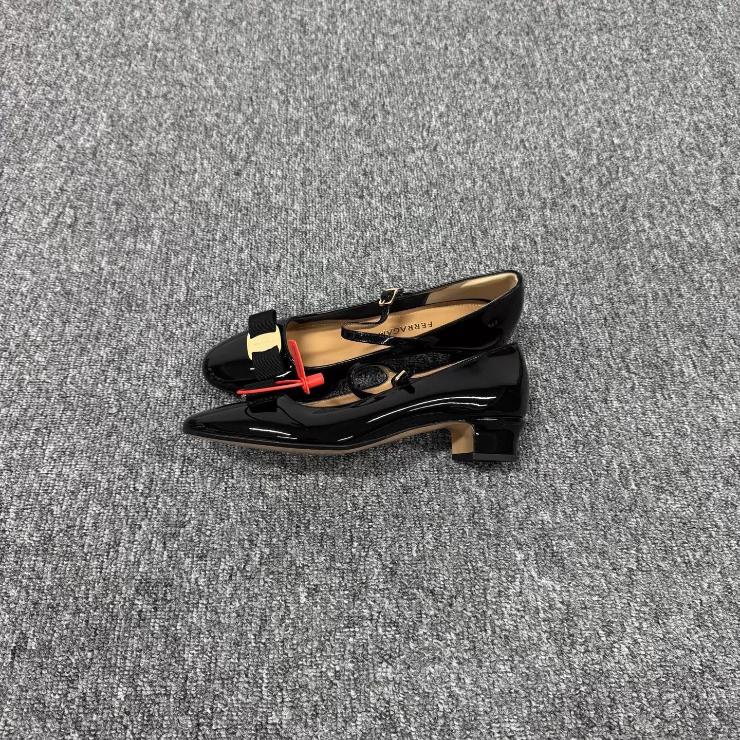Salvatore Ferragamo Ferragamo 26 New Black & Gold Patent Leather Mary Jane 39 Size US 8.5 / IT 38.5 - 3 Thumbnail