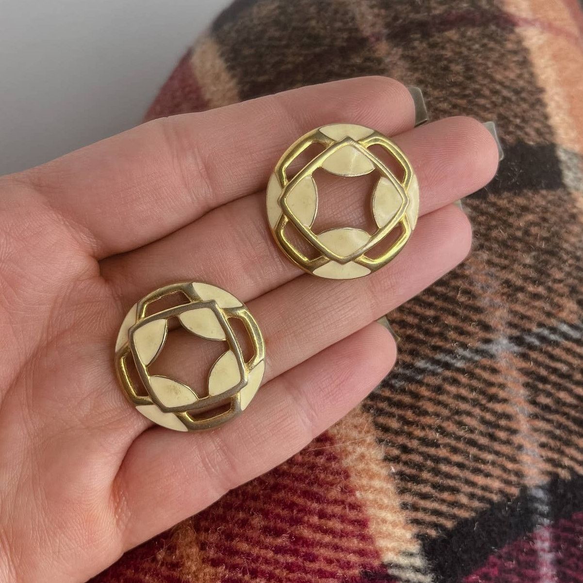 Vintage 1980s Vintage Earrings Cream & Gold Geometric Stud Earrings Size ONE SIZE - 2 Thumbnail