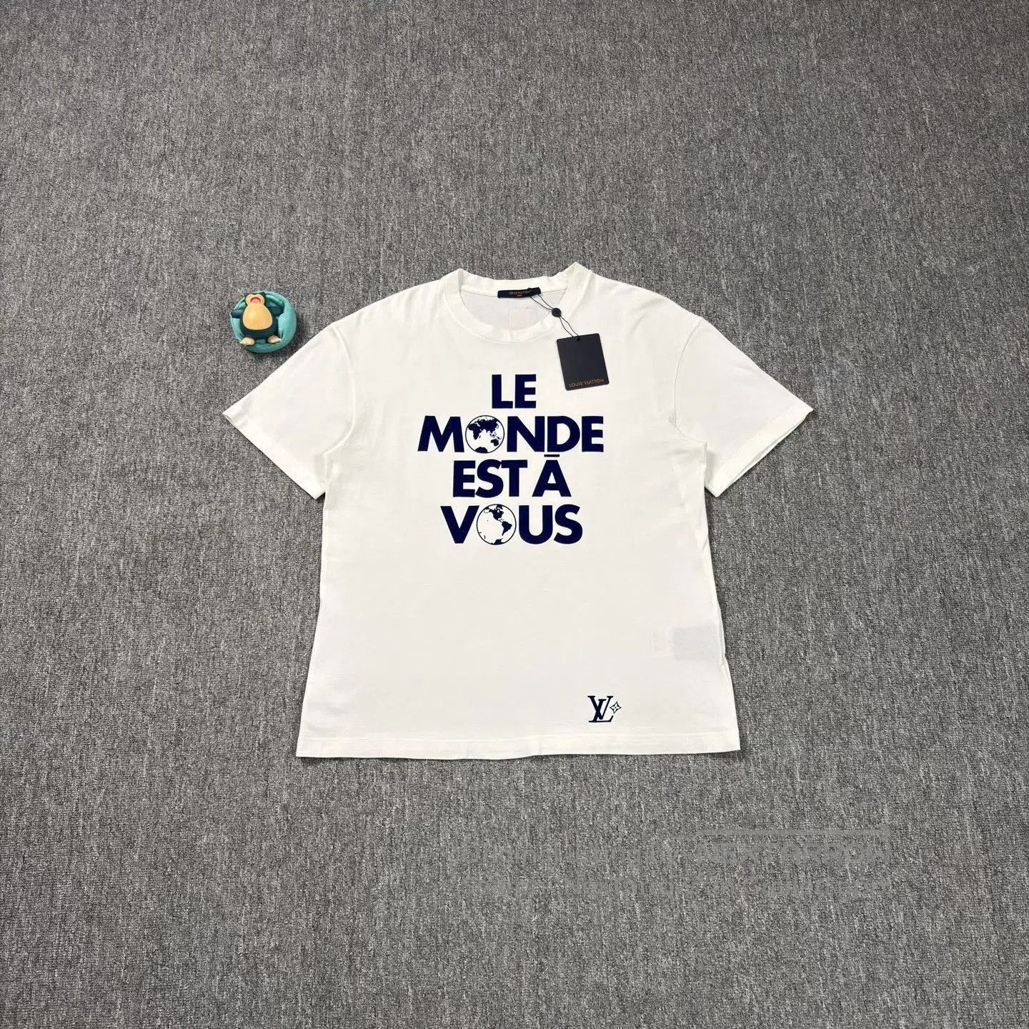 Louis Vuitton Louis Vuitton 25 Earth Flocked Logo White Tee. Size US L / EU 52-54 / 3 - 1 Thumbnail