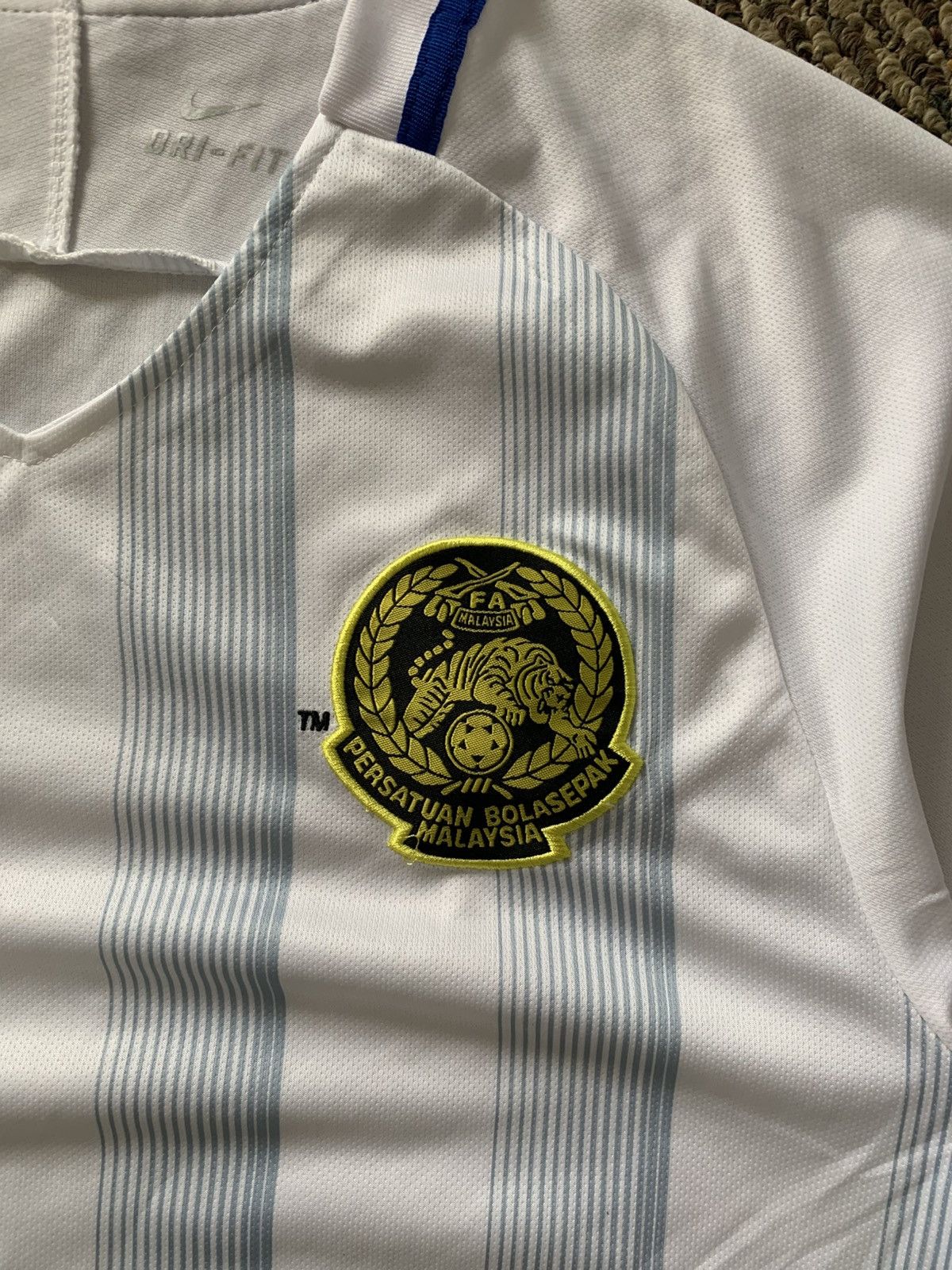 Nike Nike 2016 Malaysia National Soccer Team Away Jersey Dri-fit Size US L / EU 52-54 / 3 - 4 Thumbnail
