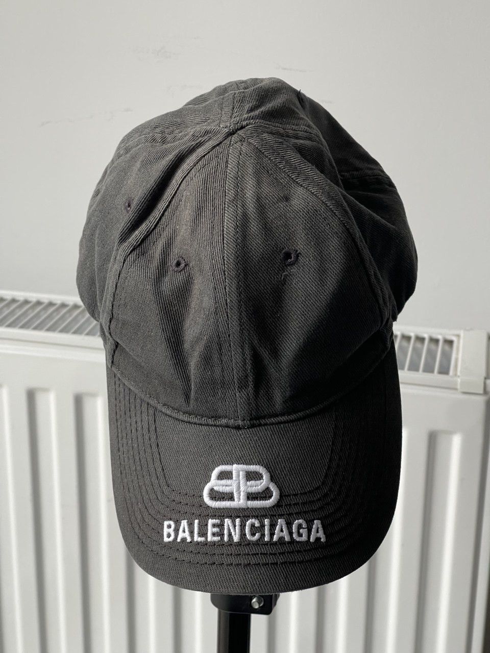 Balenciaga Balenciaga Cap Washed Black BB Used Large Hype Size ONE SIZE - 8 Thumbnail