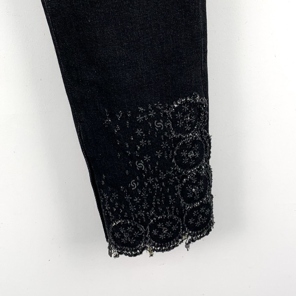 Chanel Chanel Black Camellia Lace Hem Cotton Denim Pants K26WX Size 25" / US 0 / IT 36 - 4 Thumbnail