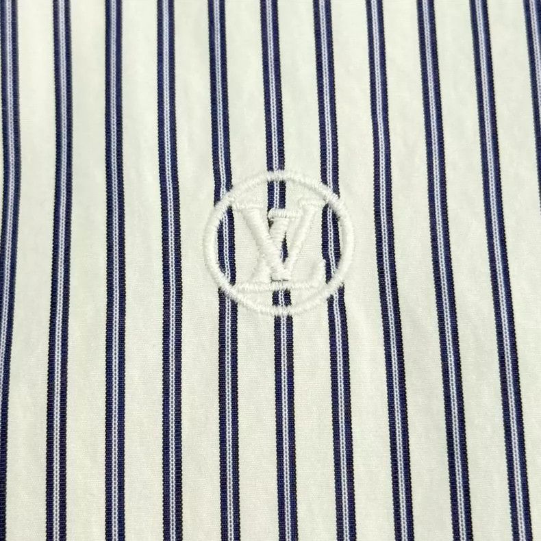 Louis Vuitton Louis Vuitton Blue and white vertical classic logo short sl Size US M / EU 48-50 / 2 - 8 Thumbnail