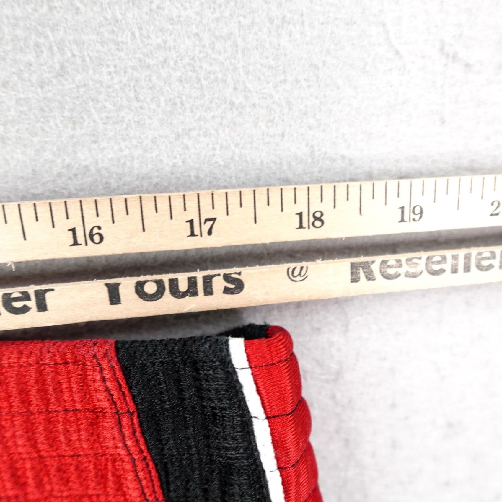 Nike VINTAGE Nike Shorts Mens Medium Black Red Basketball Gym Swoosh Y2K Size US 31 - 6 Thumbnail