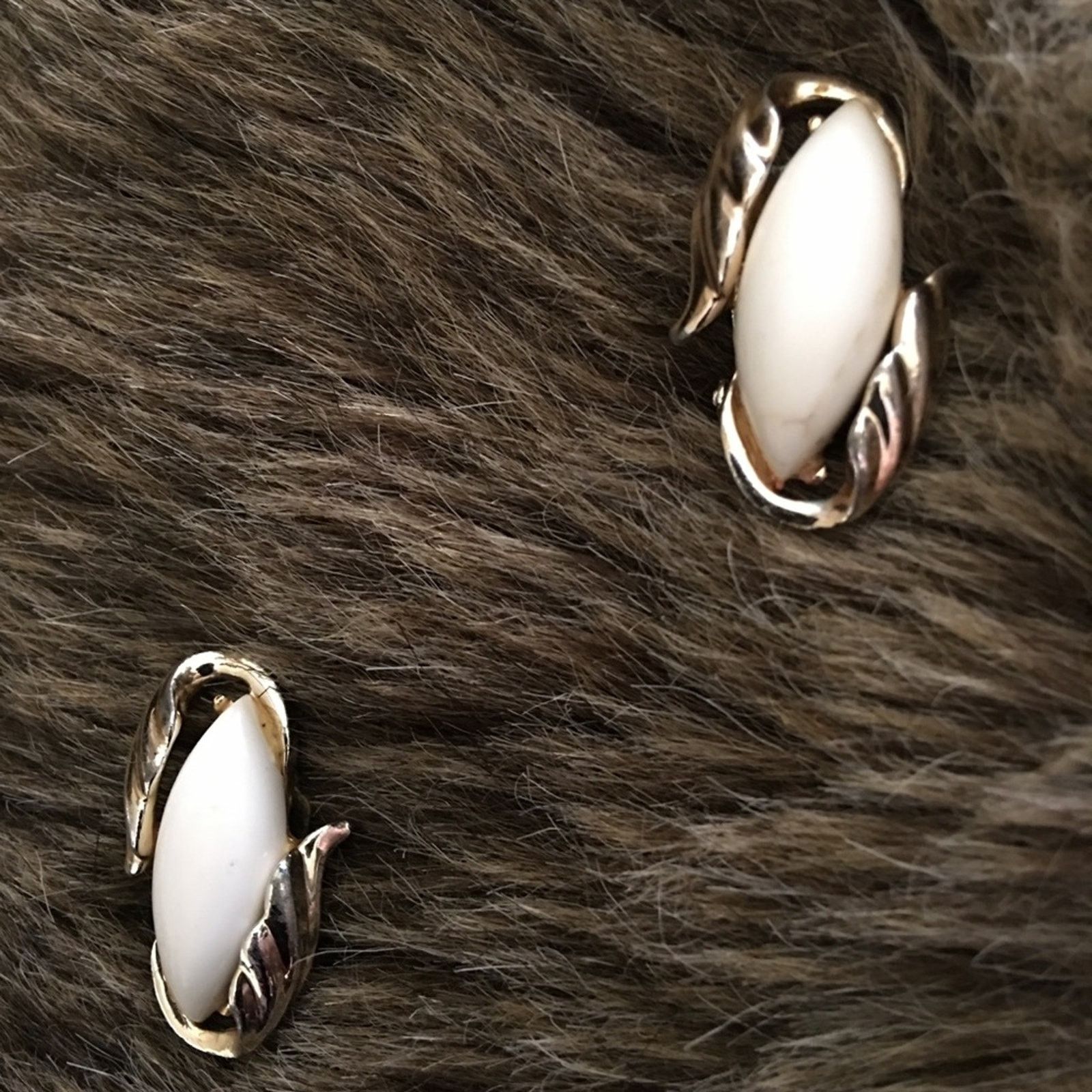 Vintage Vintage 60s thermoset gold tone clip earrings Size ONE SIZE - 2 Thumbnail