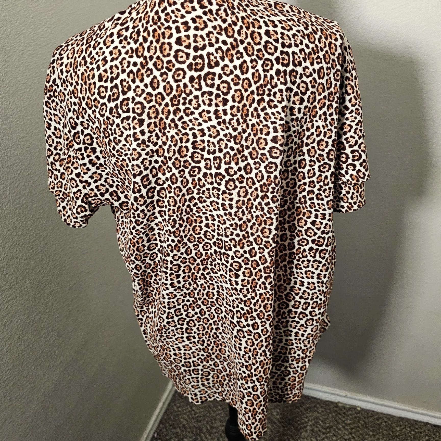 Michael Kors Michael Kors Cheetah Print Top Blouse V Neck Large Size L Long Sleeve Off Shoulder Snap Closure Size L / US 10 / IT 46 - 3 Thumbnail