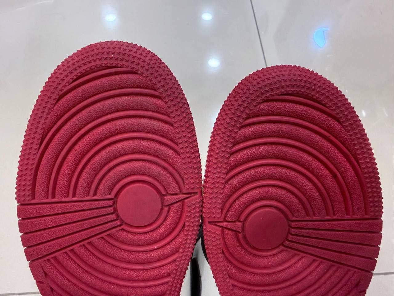 Nike Jordan 1 Retro High Bred Toe (GS) (2018) Size US 7 / IT 37 - 6 Thumbnail