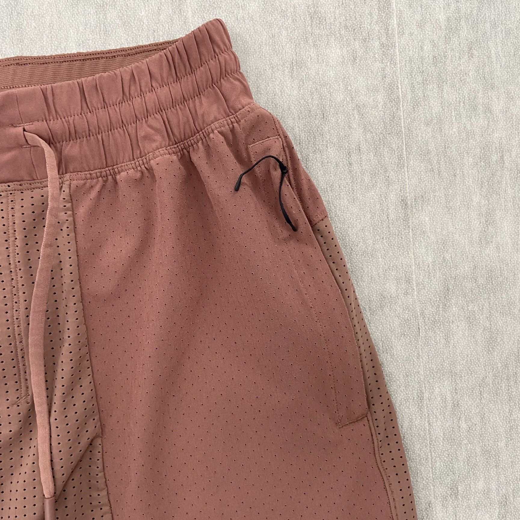 Lululemon Lululemon T.H.E. Short Shorts Mens S Twilight Rose Lined Pockets Activewear 8.5in Inseam Athletic Logo Hand Pocket S Men Size US 29 - 3 Thumbnail