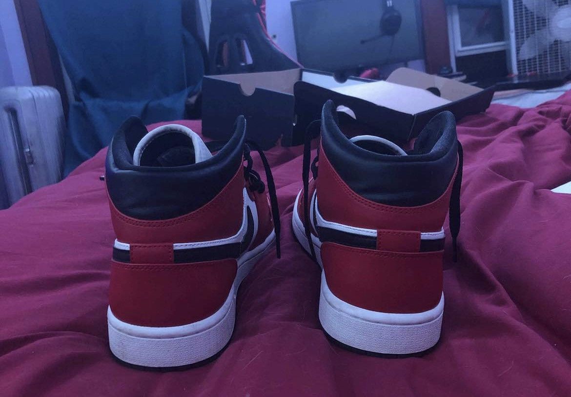 Jordan Brand × Nike Jordan 1 mid “Chicago Black Toe” Size US 10 / EU 43 - 4 Thumbnail