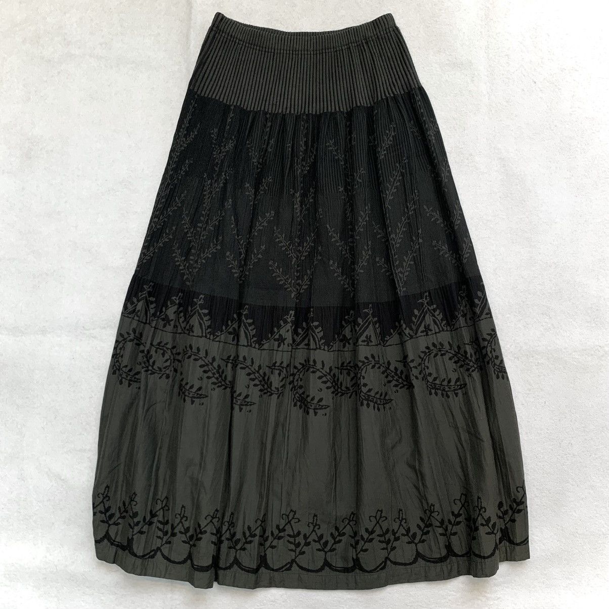 Issey Miyake Issey Miyake Heart HaaT Floral Embroidered Jacquard Skirt Size 29" - 1 Thumbnail
