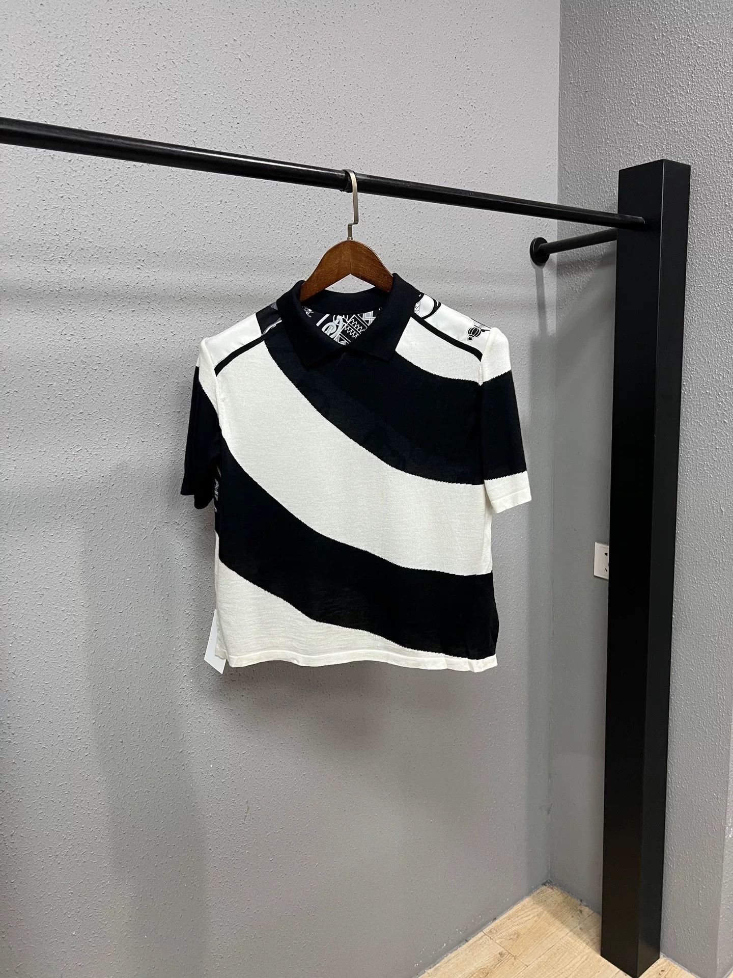 Hermes hermes black and white silk short sleeve Size M / US 6-8 / IT 42-44 - 1 Thumbnail