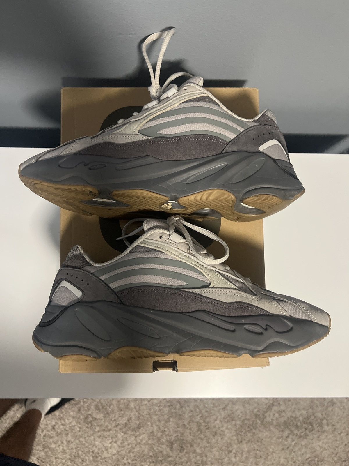 Adidas Yeezy 700 v2