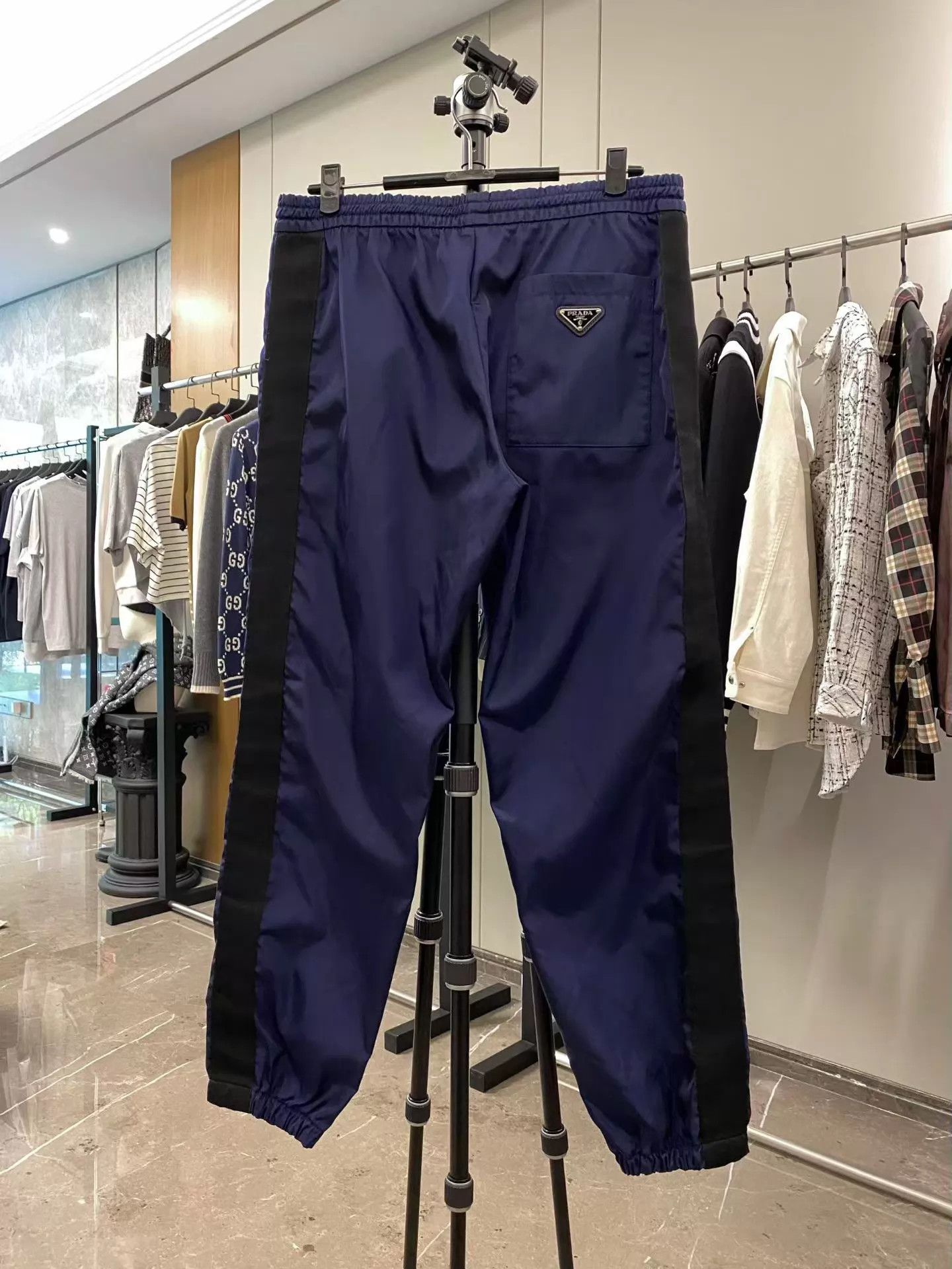 Prada Prada Triangle Metal Logo M 99 New Pants Size US 32 / EU 48 - 2 Thumbnail