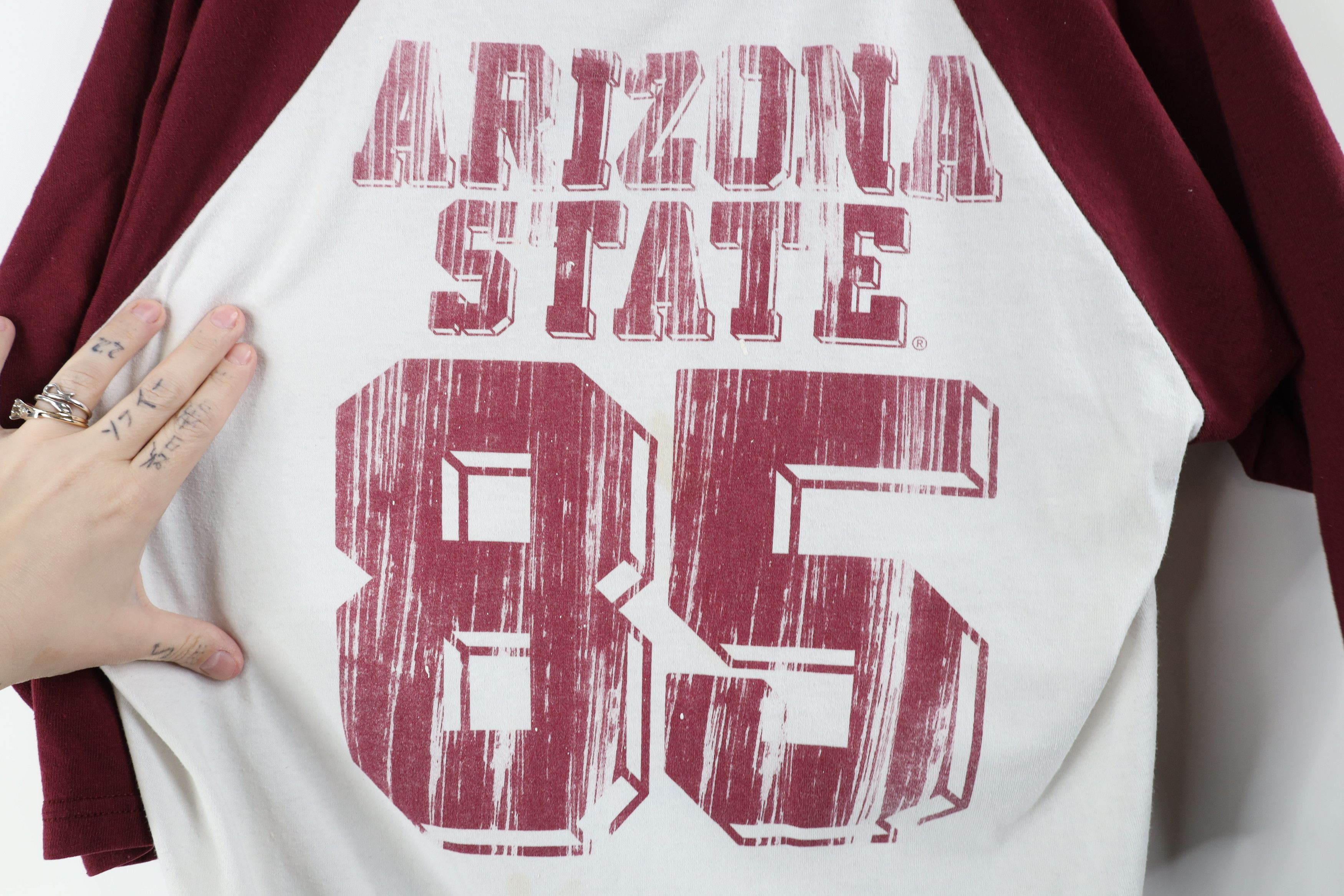 Vintage Vintage 90s University Baseball Raglan T-Shirt Distressed Size US L / EU 52-54 / 3 - 4 Thumbnail