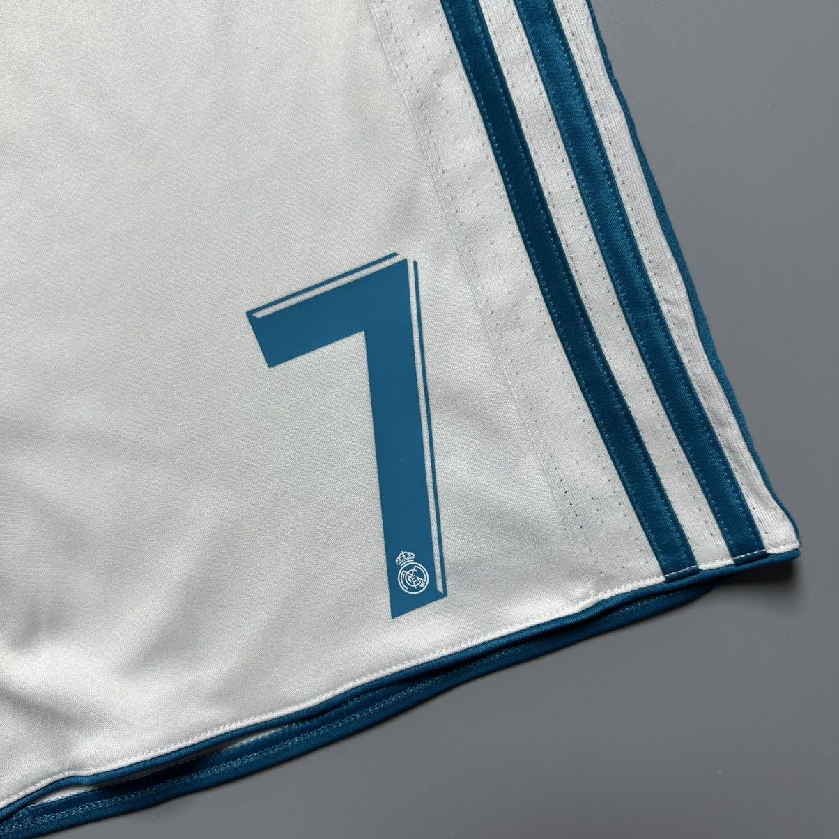 Vintage REAL MADRID ADIDAS 2016/2017 FOOTBALL HOME SHORTS #7 RONALDO Size US 29 - 3 Thumbnail