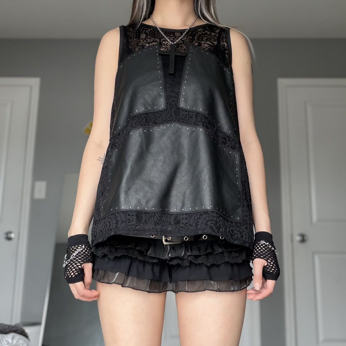 Bcbgmaxazria BCBG Max Azria Black Studded Leather Panel Lace Tank Top Size XS / US 0-2 / IT 36-38 - 4 Thumbnail