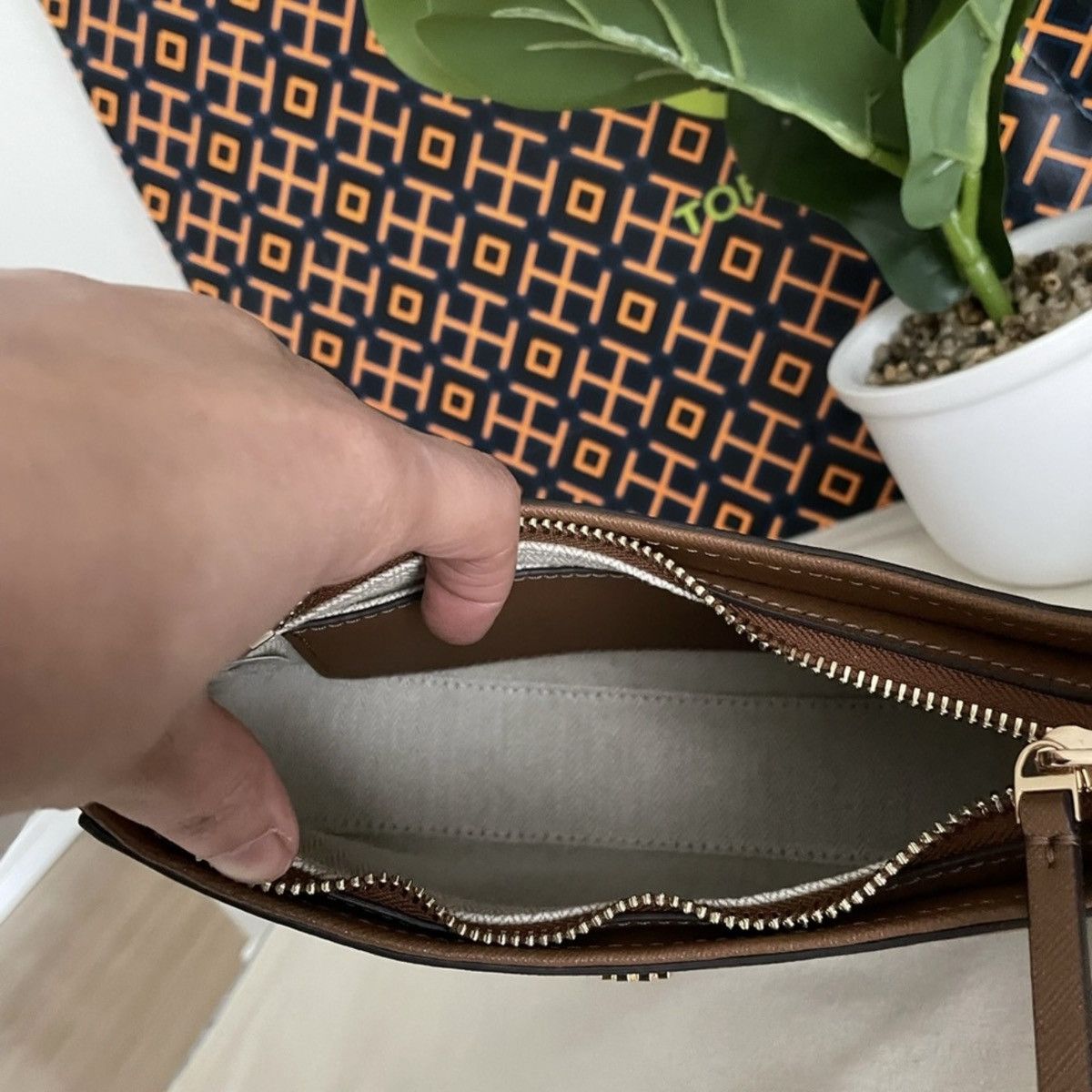 Tory Burch NWT , tory burch Emerson brown shoulder bag moose 150258 Size ONE SIZE - 7 Thumbnail