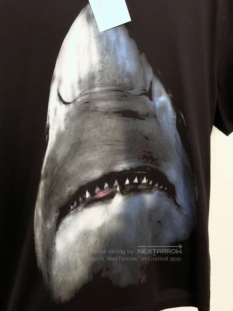 Givenchy Givenchy Classic Shark Print Short Sleeve Size L Size US L / EU 52-54 / 3 - 3 Thumbnail
